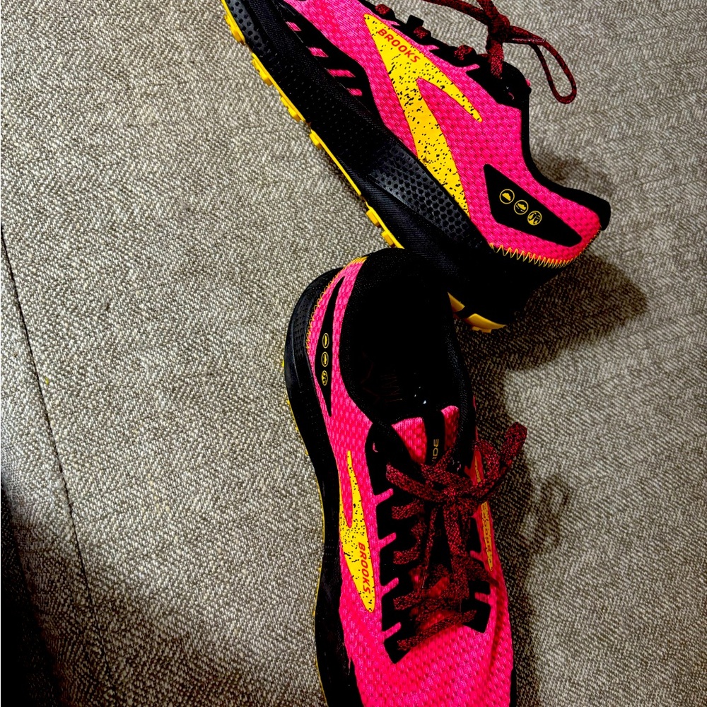 Brooks Divide 4  Pink Trail Running Shoes 10 - Picture 2 of 4